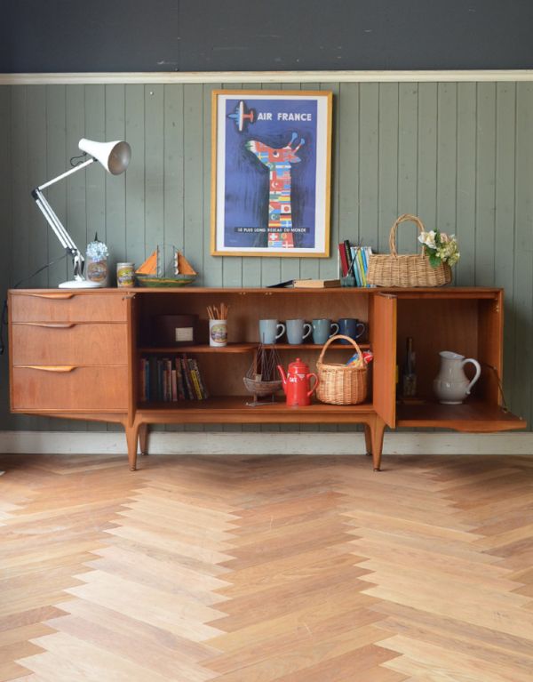 アンティークのキャビネット　アンティーク家具　チーク材を使ったヴィンテージ家具、美しい北欧のサイドボード（マッキントッシュ）。二枚扉の奥はたっぷり収納。(x-658-f)