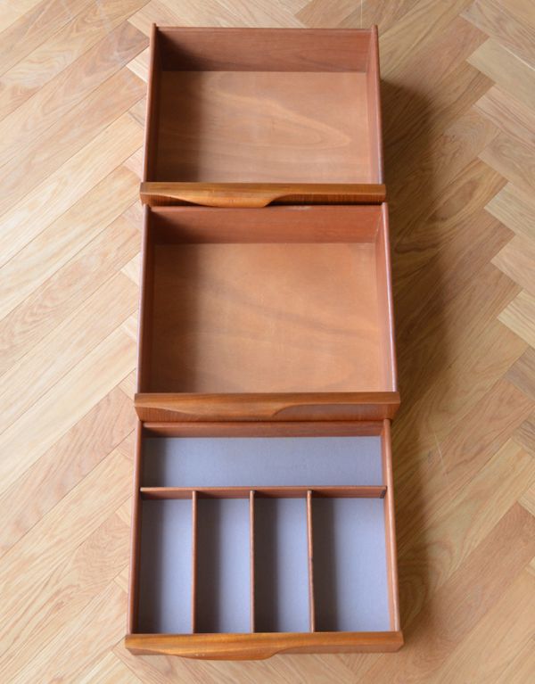 アンティークのキャビネット　アンティーク家具　チーク材を使ったヴィンテージ家具、美しい北欧のサイドボード（マッキントッシュ）。引き出しがあるので細かいものもしまえます。(x-658-f)