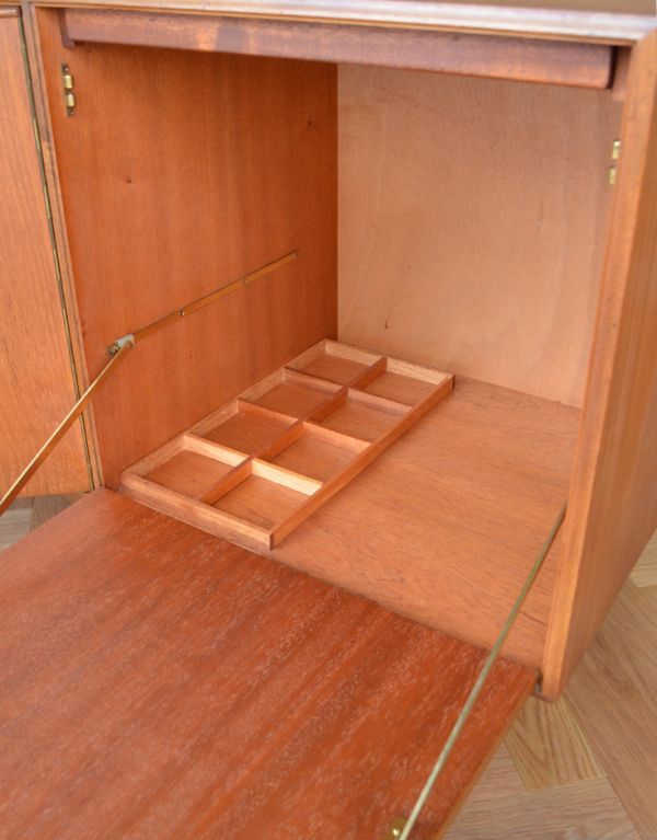 アンティークのキャビネット　アンティーク家具　チーク材を使ったヴィンテージ家具、美しい北欧のサイドボード（マッキントッシュ）。向かって右側の扉内は、こんな感じ。(x-658-f)