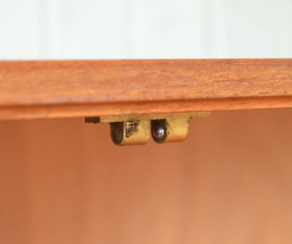 アンティークのキャビネット　アンティーク家具　チーク材を使ったヴィンテージ家具、美しい北欧のサイドボード（マッキントッシュ）。扉にはマグネットが付いているので、開け閉めがスムーズです。(x-658-f)