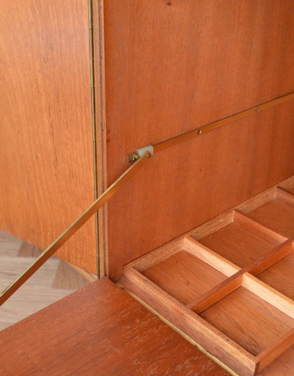 アンティークのキャビネット　アンティーク家具　チーク材を使ったヴィンテージ家具、美しい北欧のサイドボード（マッキントッシュ）。金具が付いているので、天板の開け閉めはスムーズです。(x-658-f)