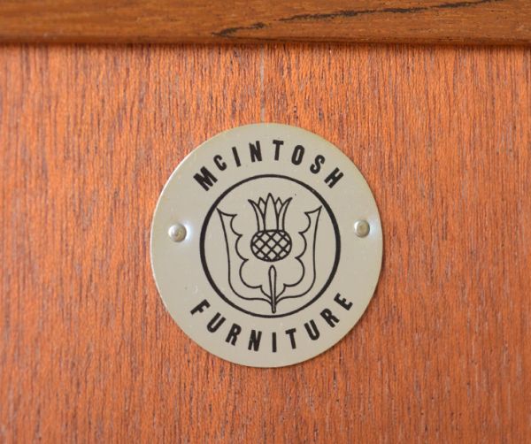 アンティークのキャビネット　アンティーク家具　チーク材を使ったヴィンテージ家具、美しい北欧のサイドボード（マッキントッシュ）。「マッキントッシュ」のタグが残っています。(x-658-f)