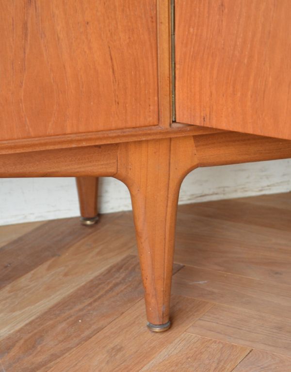 アンティークのキャビネット　アンティーク家具　チーク材を使ったヴィンテージ家具、美しい北欧のサイドボード（マッキントッシュ）。脚はすっきりしたデザインです。(x-658-f)