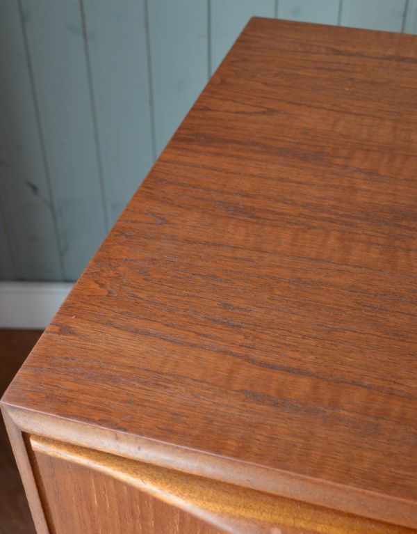 アンティークのキャビネット　アンティーク家具　チーク材を使ったヴィンテージ家具、美しい北欧のサイドボード（マッキントッシュ）。チーク材のキレイな木目が感じられる美しいボディです。(x-658-f)