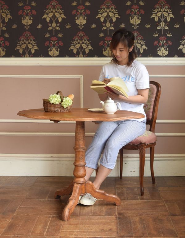 ロイドテーブル　アンティーク家具　フランスでのアンティーク家具、畳める丸い天板のサイドテーブル（ティルトップテーブル）。玄関で花器を飾ったり、ソファの前に持ってくれば、ちょうどいいサイドテーブルに。(x-659-f)