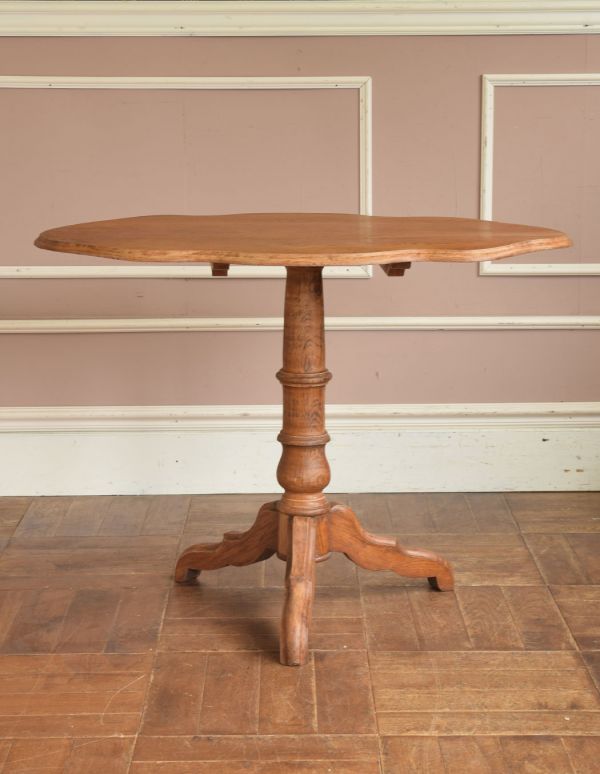 ロイドテーブル　アンティーク家具　フランスでのアンティーク家具、畳める丸い天板のサイドテーブル（ティルトップテーブル）。女性らしい可憐なテーブルです。(x-659-f)