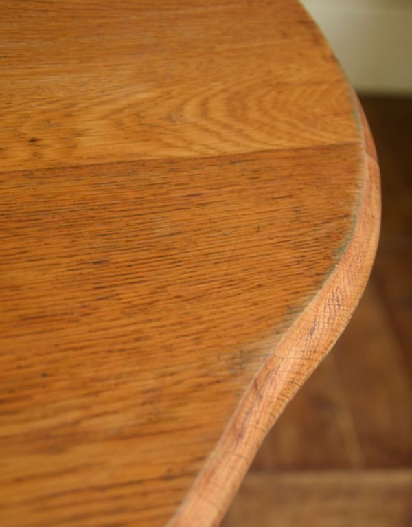 ロイドテーブル　アンティーク家具　フランスでのアンティーク家具、畳める丸い天板のサイドテーブル（ティルトップテーブル）。専門の職人によってお直ししていますが、アンティークは新品ではありません。(x-659-f)