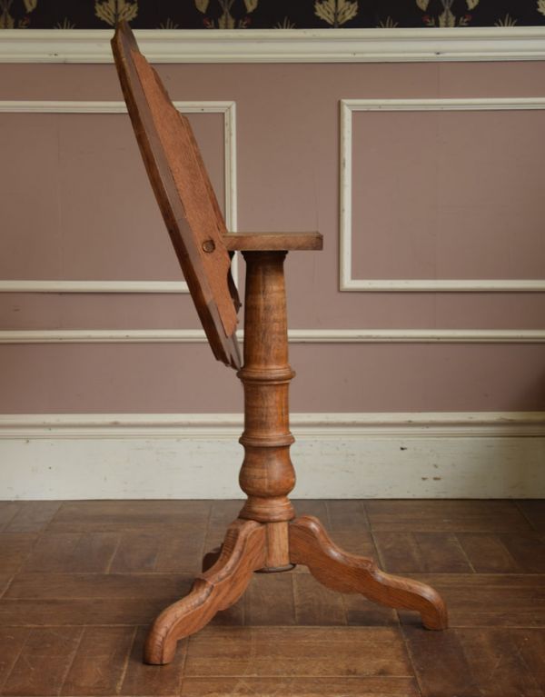 ロイドテーブル　アンティーク家具　フランスでのアンティーク家具、畳める丸い天板のサイドテーブル（ティルトップテーブル）。重厚感のある美しい脚がリッチ感を出してくれます。(x-659-f)