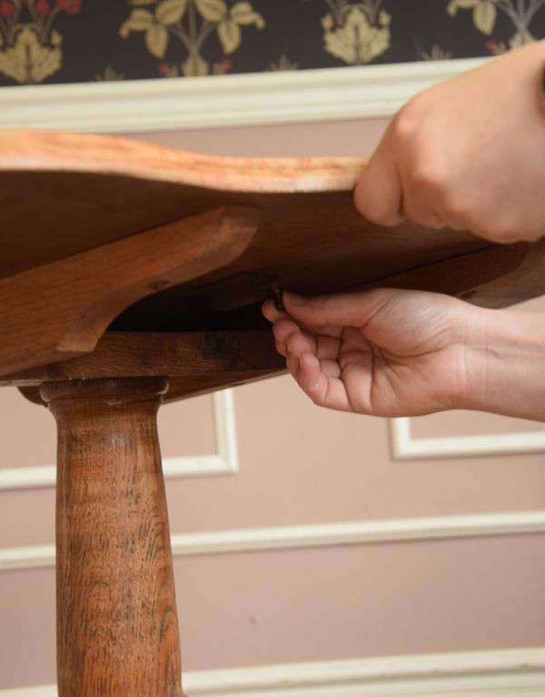 ロイドテーブル　アンティーク家具　フランスでのアンティーク家具、畳める丸い天板のサイドテーブル（ティルトップテーブル）。取っ手を引っ張りながら天板を倒して閉じてください。(x-659-f)