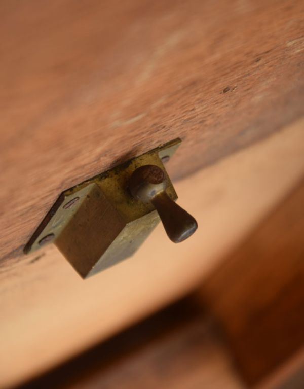 ロイドテーブル　アンティーク家具　フランスでのアンティーク家具、畳める丸い天板のサイドテーブル（ティルトップテーブル）。金具は裏にあります。(x-659-f)