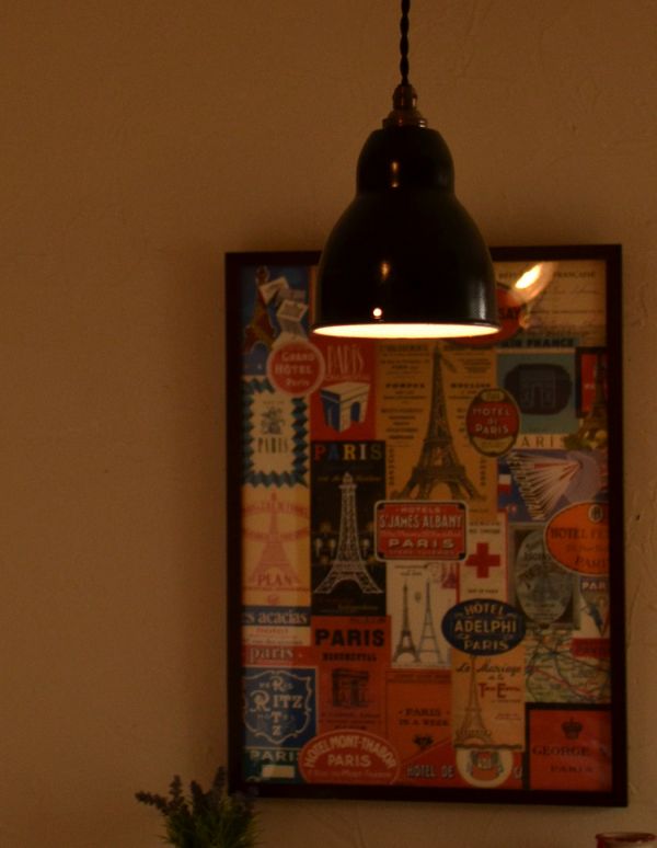 ペンダントライト 照明・ライティング フランスの北欧ランプシェード、アンティークエナメルランプ(ブラックコード・シャンデリア球付き)。テーブルをあたたかい明かりが優しく照らしてくれます。(x-660-z)