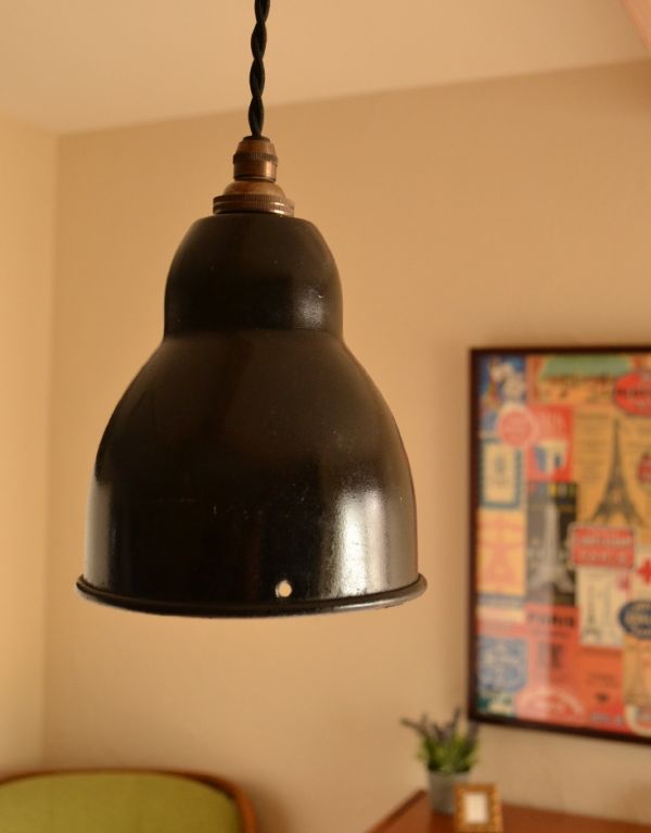 ペンダントライト 照明・ライティング フランスの北欧ランプシェード、アンティークエナメルランプ(ブラックコード・シャンデリア球付き)。インダストリアルな雰囲気が好きな方にもオススメのブラックのエナメルランプです。(x-660-z)