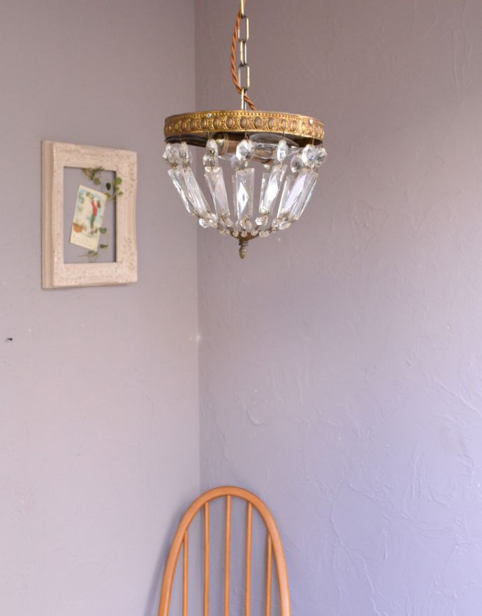 シャンデリア　照明・ライティング　フランスで見つけた真鍮とガラスパーツのアンティークシャンデリア（Ｅ17シャンデリア球付）。家庭にもピッタリな、小さめのサイズなのでどんなお部屋でも気軽にシャンデリアが取り付けられます。(x-662-z)