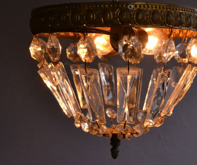 シャンデリア　照明・ライティング　フランスで見つけた真鍮とガラスパーツのアンティークシャンデリア（Ｅ17シャンデリア球付）。アンティークのため、ガラスには写真に映らない多少の欠け・傷がある場合がありますが、使用上問題はありませんので、ご了承下さい。(x-662-z)