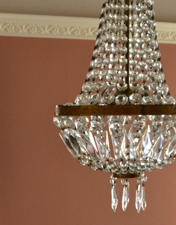 シャンデリア 照明・ライティング フランスから届いたアンティーク照明、エッフェル型のアンティークシャンデリア。明かりが点いていなくても、きらきら輝いて美しいシャンデリアです。(x-663-z)