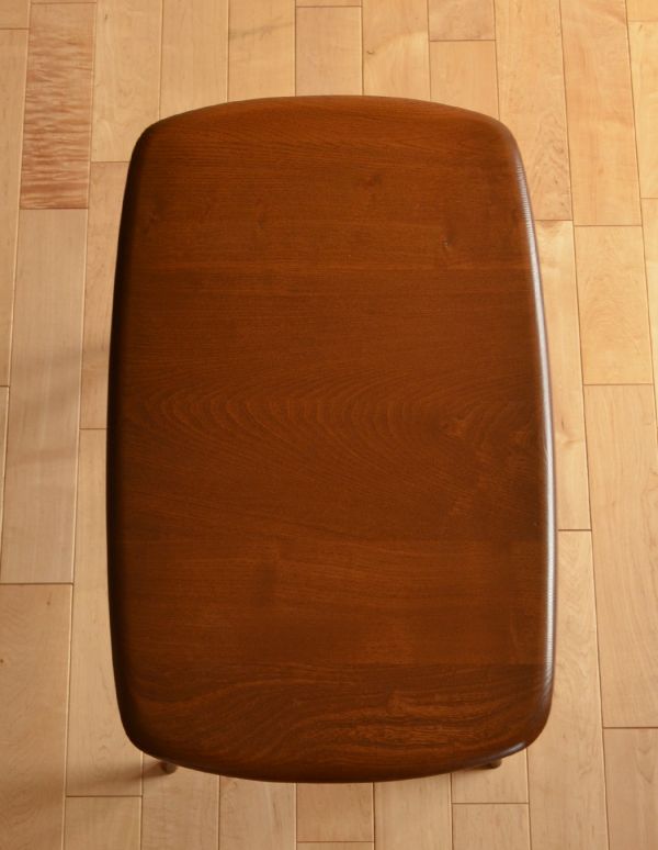 アーコールの家具 アンティーク家具 子供部屋でも使えるイギリスのアンティーク家具、アーコールのサイドテーブル。きちんとお直ししているので、天板もキレイな状態です。(x-664-f)