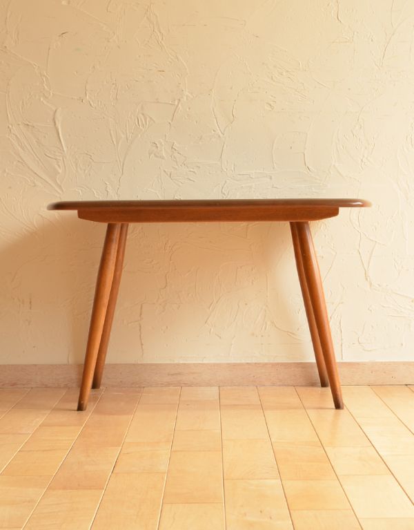 アーコールの家具 アンティーク家具 子供部屋でも使えるイギリスのアンティーク家具、アーコールのサイドテーブル。どこから見てもスッキリとしたデザインです。(x-664-f)