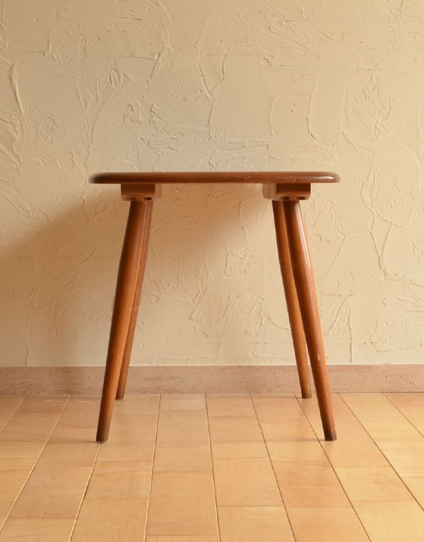 アーコールの家具 アンティーク家具 子供部屋でも使えるイギリスのアンティーク家具、アーコールのサイドテーブル。アーコールらしいハの字に開いた脚がキュートです。(x-664-f)