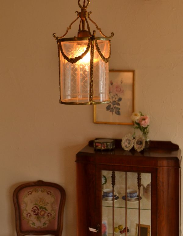 ペンダントライト　照明・ライティング　フランス輸入のアンティーク照明、ガラスシェードのオシャレなペンダントランプ。ガラスの中でキャンドルが灯るようなロマンチックな輝きを放つランプです。(x-664-z)