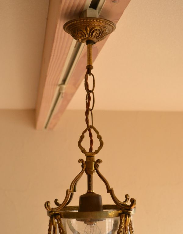 ペンダントライト　照明・ライティング　フランス輸入のアンティーク照明、ガラスシェードのオシャレなペンダントランプ。引っ掛けシーリングのタイプに加工してお届けしますので、リビングやダイニングテーブルの上などお好きな場所に簡単に取り付けてみてください。(x-664-z)