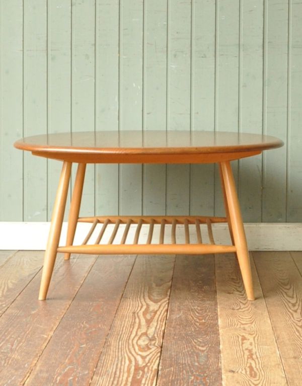 アーコールの家具　アンティーク家具　マガジンラック付きのヴィンテージ家具、アーコールのコーヒーテーブル。シンプルなフォルムですが、美しく見えるように細部にまでこだわって設計されています。(x-665-f)