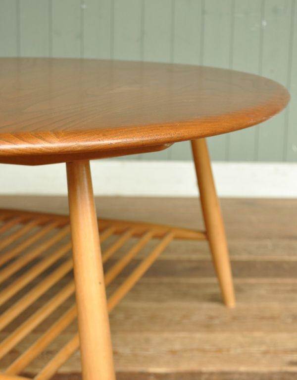 アーコールの家具　アンティーク家具　マガジンラック付きのヴィンテージ家具、アーコールのコーヒーテーブル。天板が丸いので、小さなお子様のいるお家も安心。(x-665-f)