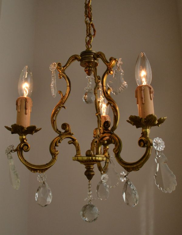 シャンデリア 照明・ライティング フランス便で到着、アンティークのガラス×真鍮製シャンデリア(3灯)。灯りが灯るとさらにゴージャスな雰囲気になります。(x-665-z)