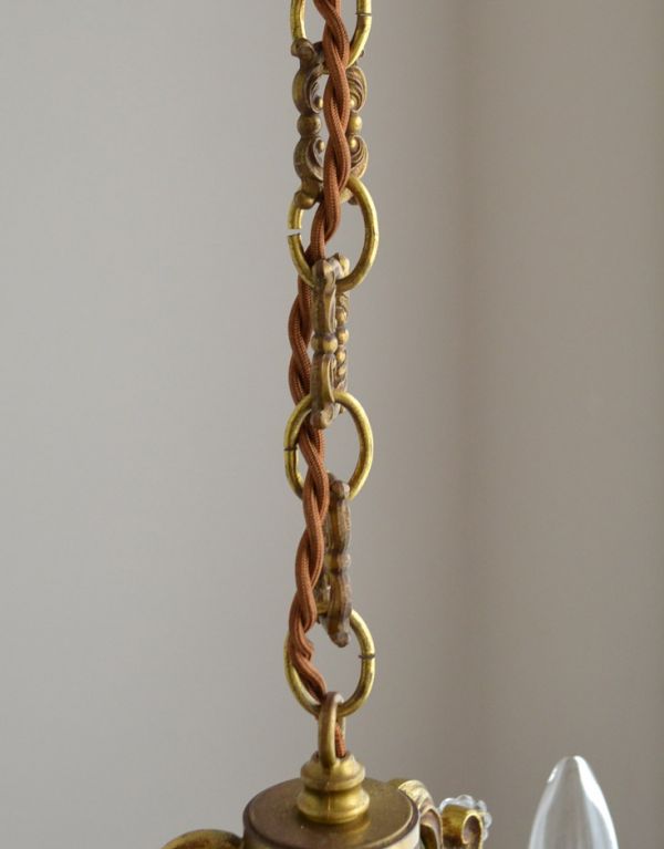 シャンデリア 照明・ライティング フランス便で到着、アンティークのガラス×真鍮製シャンデリア(3灯)。チェーンにまで装飾が施された、こだわって作られているデザインです。(x-665-z)