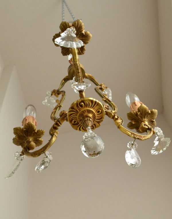 シャンデリア 照明・ライティング フランス便で到着、アンティークのガラス×真鍮製シャンデリア(3灯)。下から見上げても輝きが美しいシャンデリアです。(x-665-z)