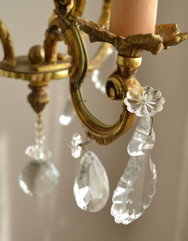 シャンデリア 照明・ライティング フランス便で到着、アンティークのガラス×真鍮製シャンデリア(3灯)。カッティングビーズがキラキラ輝きます。(x-665-z)