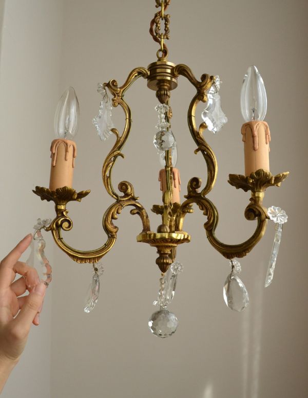 シャンデリア 照明・ライティング フランス便で到着、アンティークのガラス×真鍮製シャンデリア(3灯)。たっぷり付いたガラスのアクセサリーのゆらめきがロマンチックです。(x-665-z)