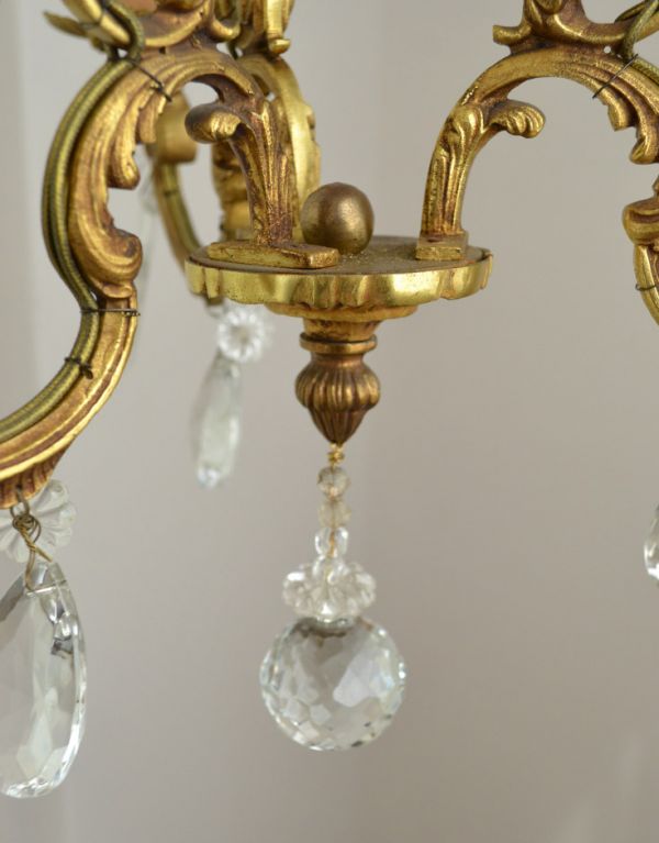 シャンデリア 照明・ライティング フランス便で到着、アンティークのガラス×真鍮製シャンデリア(3灯)。大きなガラスドロップ付きです。(x-665-z)