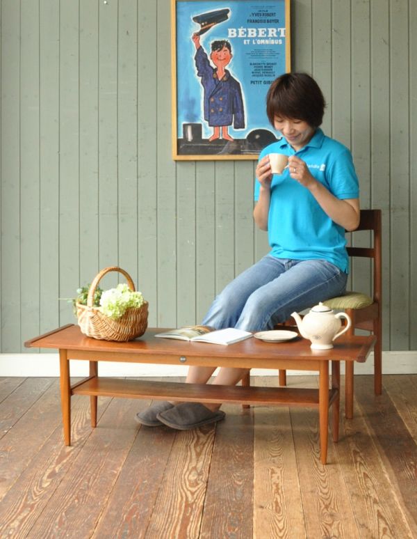 ロイドテーブル　アンティーク家具　ヴィンテージの北欧家具、アンティークのコーヒーテーブル。天板が広いので、ゆったりとお使い頂けます。(x-667-f)