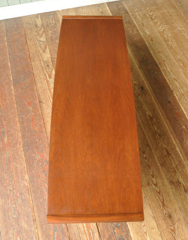 ロイドテーブル　アンティーク家具　ヴィンテージの北欧家具、アンティークのコーヒーテーブル。木目もかっこよく出ています。(x-667-f)