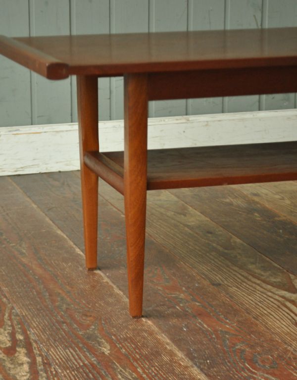 ロイドテーブル　アンティーク家具　ヴィンテージの北欧家具、アンティークのコーヒーテーブル。脚はすらっとシンプルなデザインです。(x-667-f)