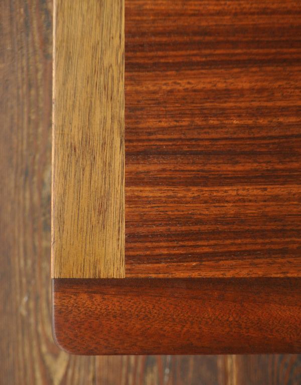 G-PLAN(Gプラン) アンティーク家具 ブラックが効いているヴィンテージ家具、北欧スタイルのセンターテーブル(G-PLAN)。専門の職人によってお直ししていますが、アンティークは新品ではありません。(x-669-f)