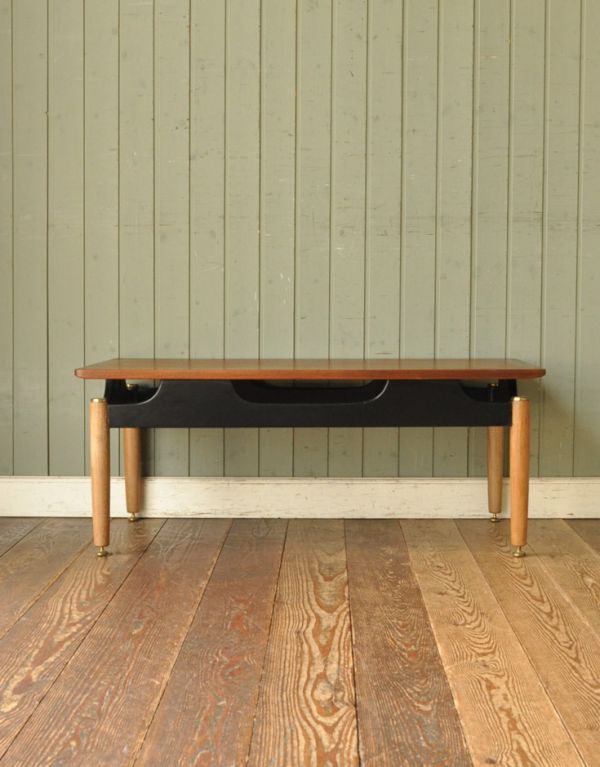 G-PLAN(Gプラン) アンティーク家具 ブラックが効いているヴィンテージ家具、北欧スタイルのセンターテーブル(G-PLAN)。脚のデザインがスタイリッシュでかっこいい!人気の北欧インテリアやシンプルモダンのお部屋にもピッタリですよ。(x-669-f)