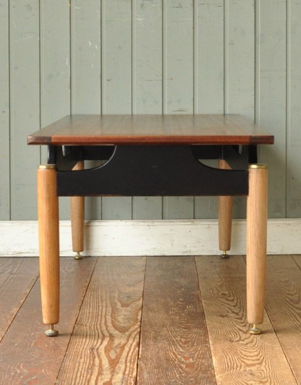 G-PLAN(Gプラン) アンティーク家具 ブラックが効いているヴィンテージ家具、北欧スタイルのセンターテーブル(G-PLAN)。サイドから見るとこんな感じです。(x-669-f)