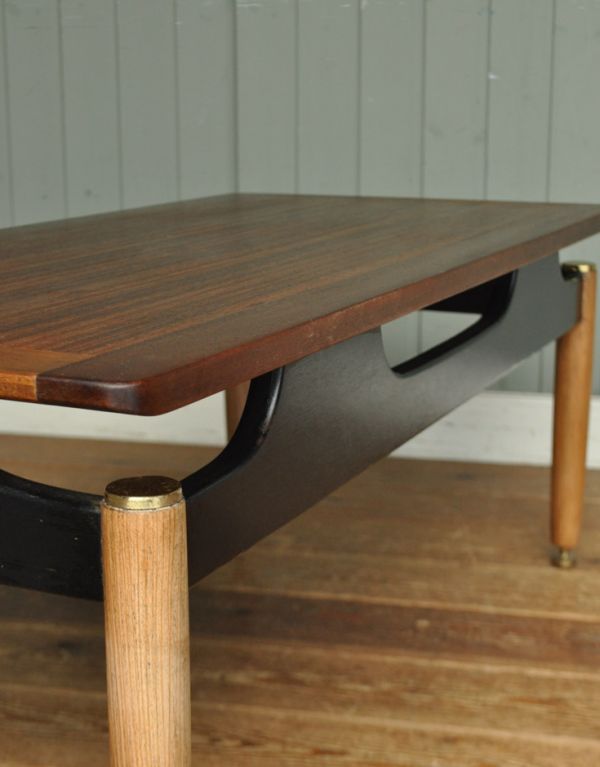 G-PLAN(Gプラン) アンティーク家具 ブラックが効いているヴィンテージ家具、北欧スタイルのセンターテーブル(G-PLAN)。クールな印象のブラック色のラインとキラッと輝く真鍮製のゴールドの組み合わせがこのシリーズの特徴です。(x-669-f)