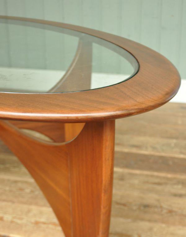 ロイドテーブル　アンティーク家具　ヴィンテージのデザイナーズ家具、ガラス天板のGプランのコーヒーテーブル。専門の職人によってお直ししていますが、アンティークは新品ではありません。(x-670-f)