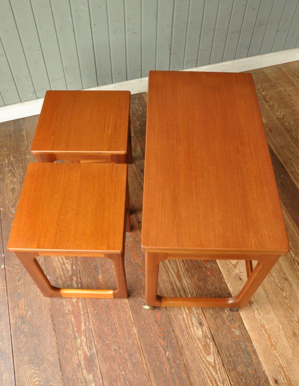 ロイドテーブル　アンティーク家具　ビンテージ家具のセンターテーブル、マッキントッシュのネストテーブル。モダンでかっこいいテーブルが３つセットで届きます。(x-671-f)