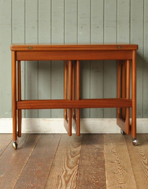 ロイドテーブル　アンティーク家具　ビンテージ家具のセンターテーブル、マッキントッシュのネストテーブル。後ろにはバーが付いているので丈夫です。(x-671-f)