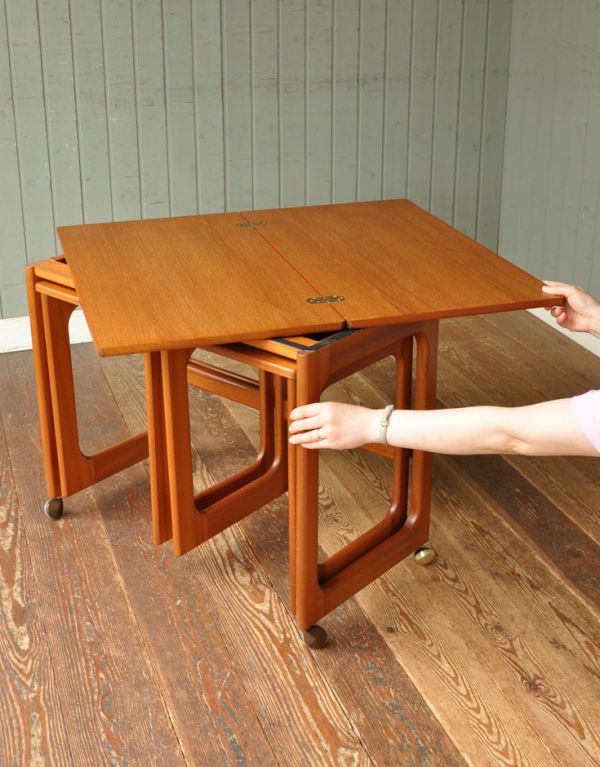 ロイドテーブル　アンティーク家具　ビンテージ家具のセンターテーブル、マッキントッシュのネストテーブル。大テーブルの天板を回転して開きます。(x-671-f)