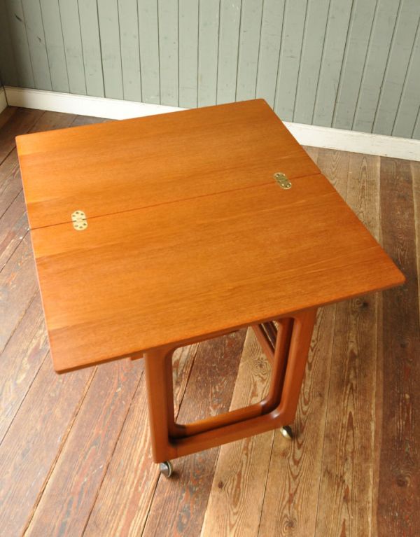 ロイドテーブル　アンティーク家具　ビンテージ家具のセンターテーブル、マッキントッシュのネストテーブル。こんなにも大きなテーブルに早変わり！小テーブルを椅子にして、ちょっとしたカフェコーナーの完成です。(x-671-f)