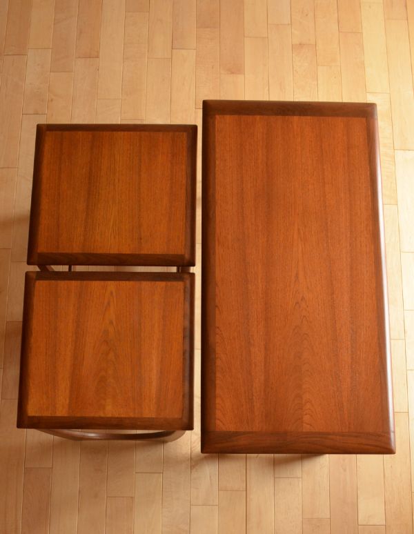 ロイドテーブル　アンティーク家具　ビンテージ家具の入れ子式テーブル、Gプランのソファテーブル。モダンでかっこいいテーブルが３つセットで届きます。(x-672-f)