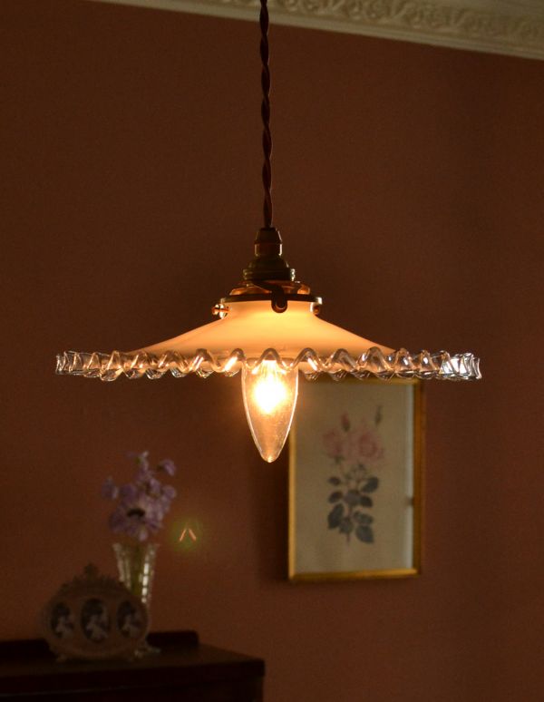 ペンダントライト　照明・ライティング　フランスから到着、アンティークペンダントライト（コード・シャンデリア電球・ギャラリーA付き）。あたたかい光がお部屋を包み込みます。(x-672-z)