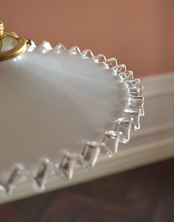 ペンダントライト　照明・ライティング　フランスから到着、アンティークペンダントライト（コード・シャンデリア電球・ギャラリーA付き）。縁がクリアガラスになっているので、光が当たるとキラキラきれいです。(x-672-z)