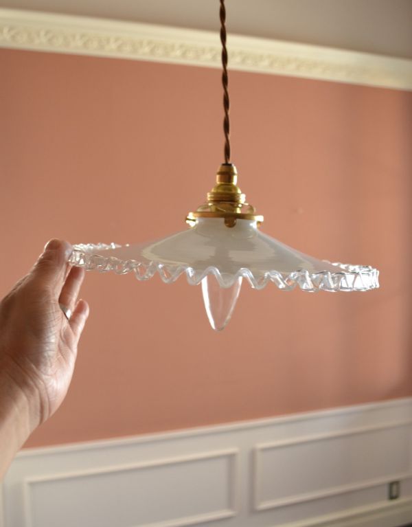 ペンダントライト　照明・ライティング　フランスから到着、アンティークペンダントライト（コード・シャンデリア電球・ギャラリーA付き）。アンティークのミルクガラスは、光を通すとなんとも言えないステキな雰囲気でお部屋を照らしてくれます。(x-672-z)