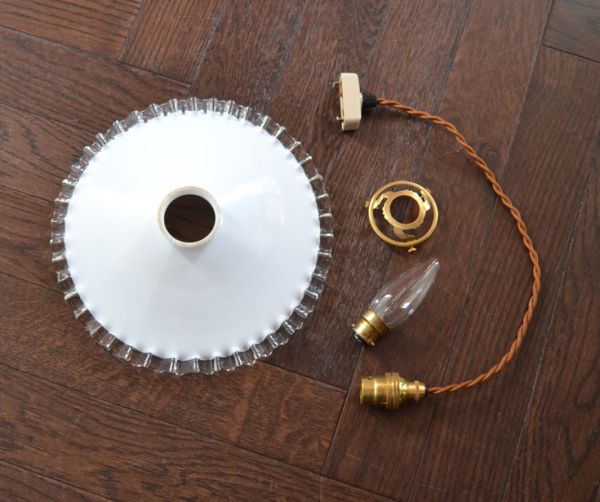 ペンダントライト　照明・ライティング　フランスから到着、アンティークペンダントライト（コード・シャンデリア電球・ギャラリーA付き）。ガラスシェード、コード、電球1個、ギャラリーを全てセットでお届けするので、届いてすぐに取り付けられます。(x-672-z)