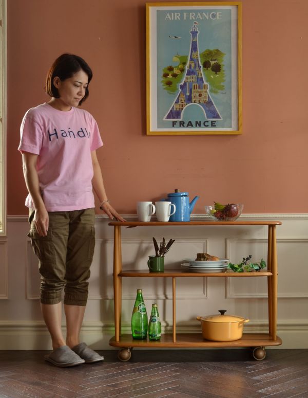 アンティークのワゴン・トローリー アンティーク家具 キッチン、ダイニングで使えるヴィンテージ家具、スッキリしたトロリー(ワゴン)。コロコロ転がせば移動も楽チン!可愛いので毎日使いたくなります。(x-673-f)